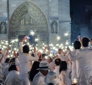 Menschen in weißer Kleidung mit Sternenwerfern in der Hand