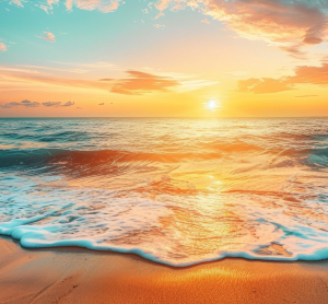 Sonnenuntergang &uuml;ber dem Meer mit sanften Wellen, die den goldenen Sandstrand ber&uuml;hren.