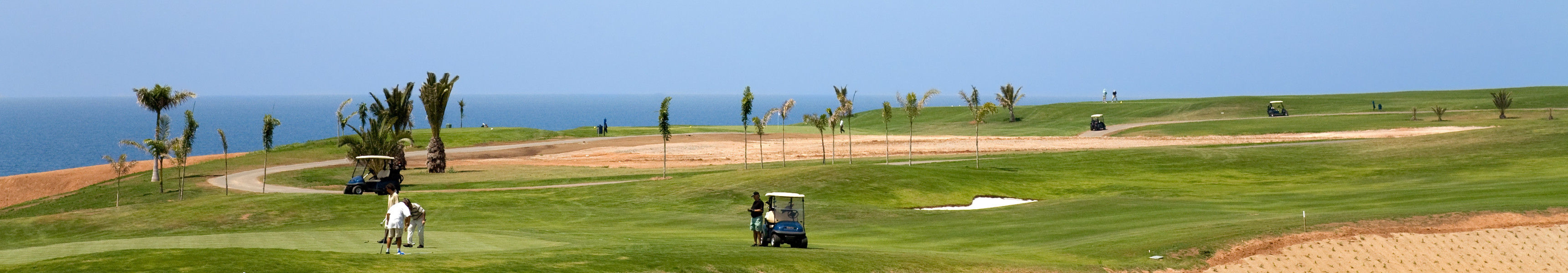 Golfplatz auf Gran Canaria mit Caddy und Golfspielern 