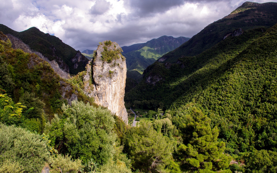 W&auml;lder und Gebirgslandschaft im Nationalpark Pollino im Kalabrien Urlaub entdecken
