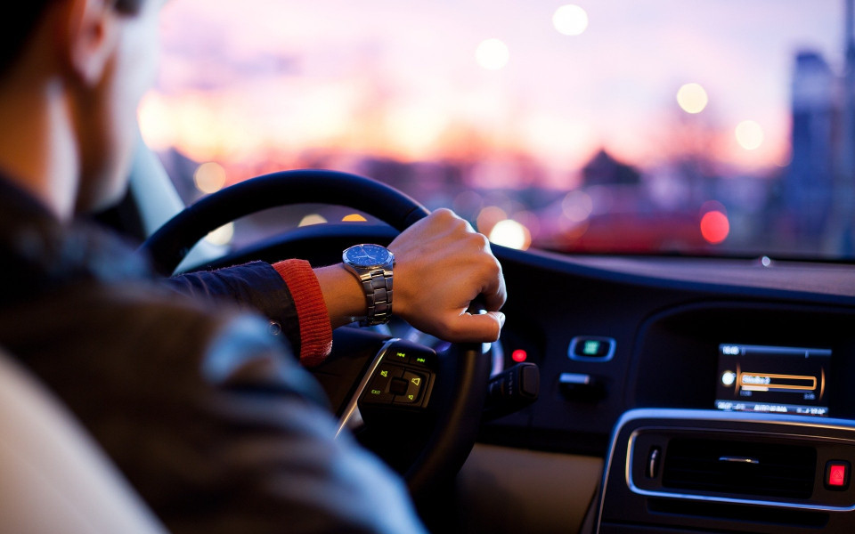 Mann hinter dem Steuer 