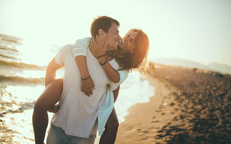 Glückliches Paar am Strand von Barcelona