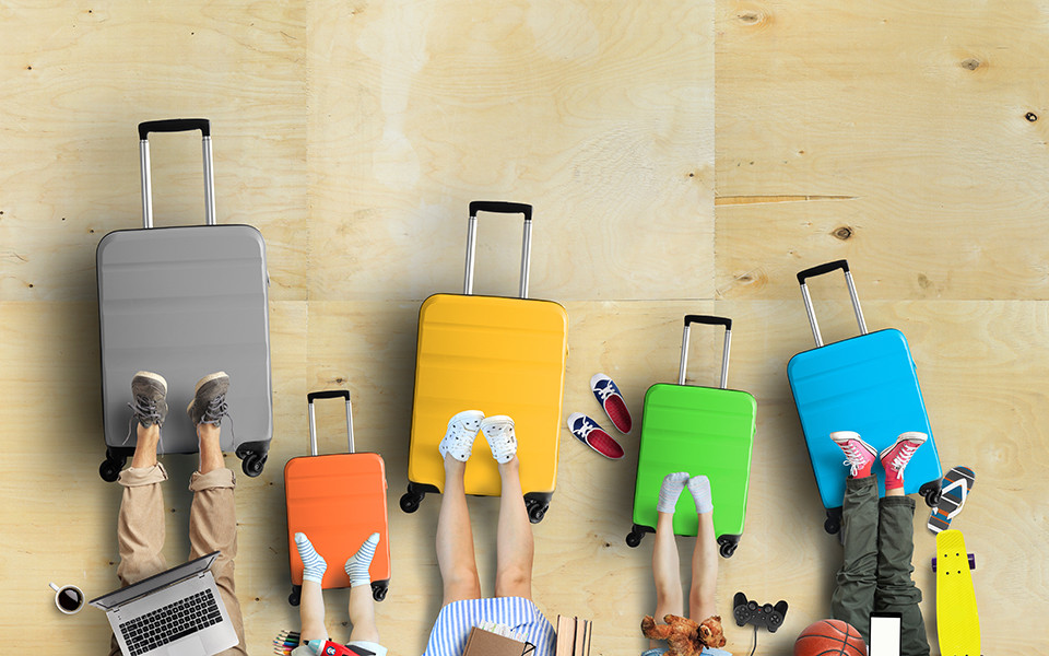 Gepackte Koffer für die Kreuzfahrt für die ganze Familie