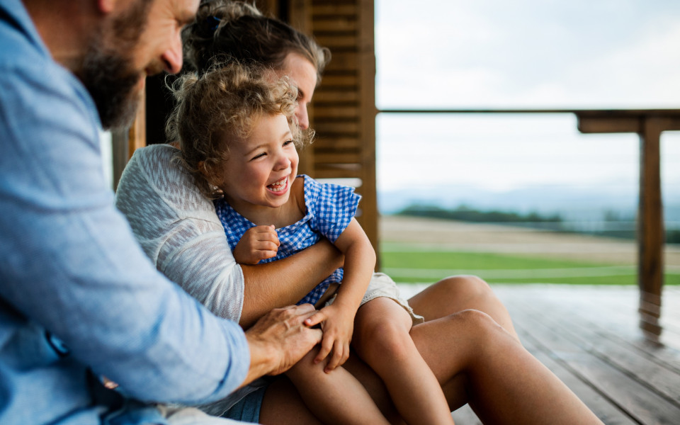 Gl&uuml;ckliche Familie im Hotel 