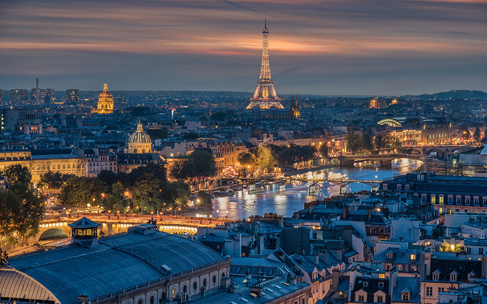 Eifelturm in Paris am Abend