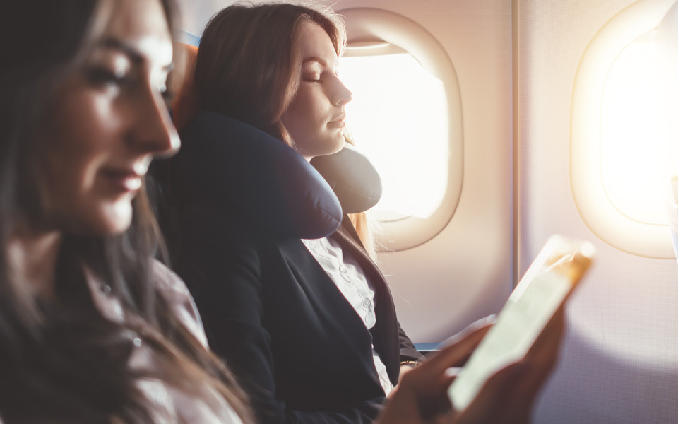 Wichtig bei einem Langstreckenflug: Bequeme Sitzposition im Flieger finden