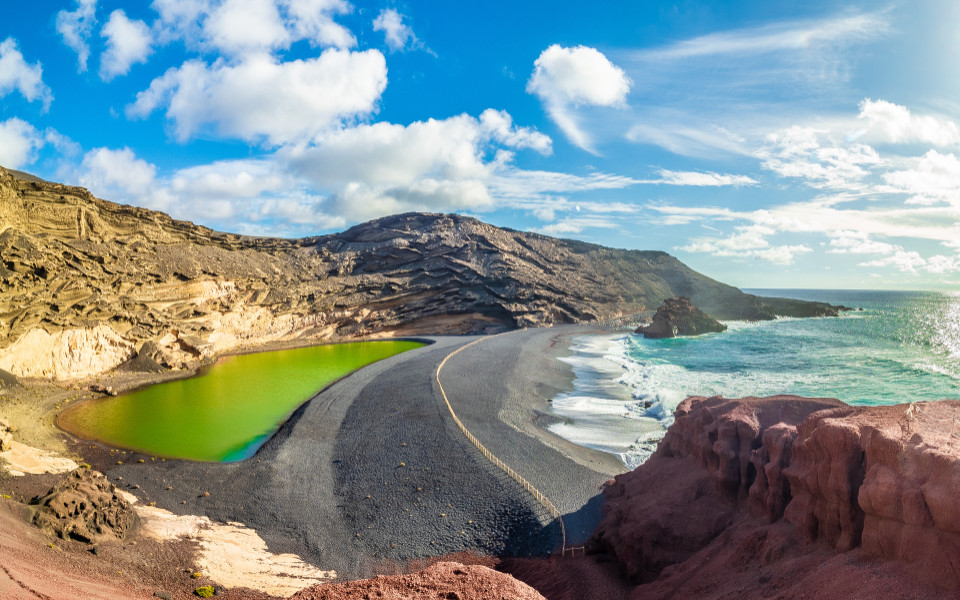 Landschaft am Lago Verde mit schwarzem Sand am El Golfo Strand in Lanzarote Kanaren Spanien
