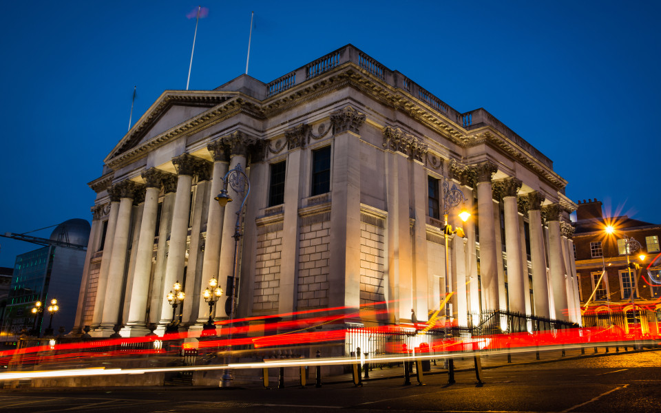 Rathaus in Dublin im Dame District bei Nacht