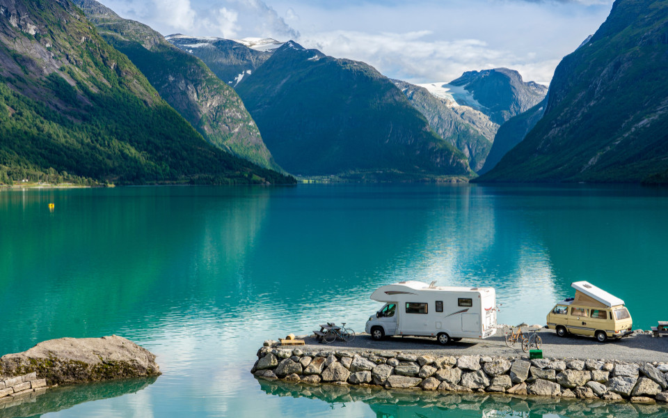 Camping Autos am sch&ouml;nen See Lovatnet im Kjenndal N&auml;he Gletscher Kjenndalsbreen