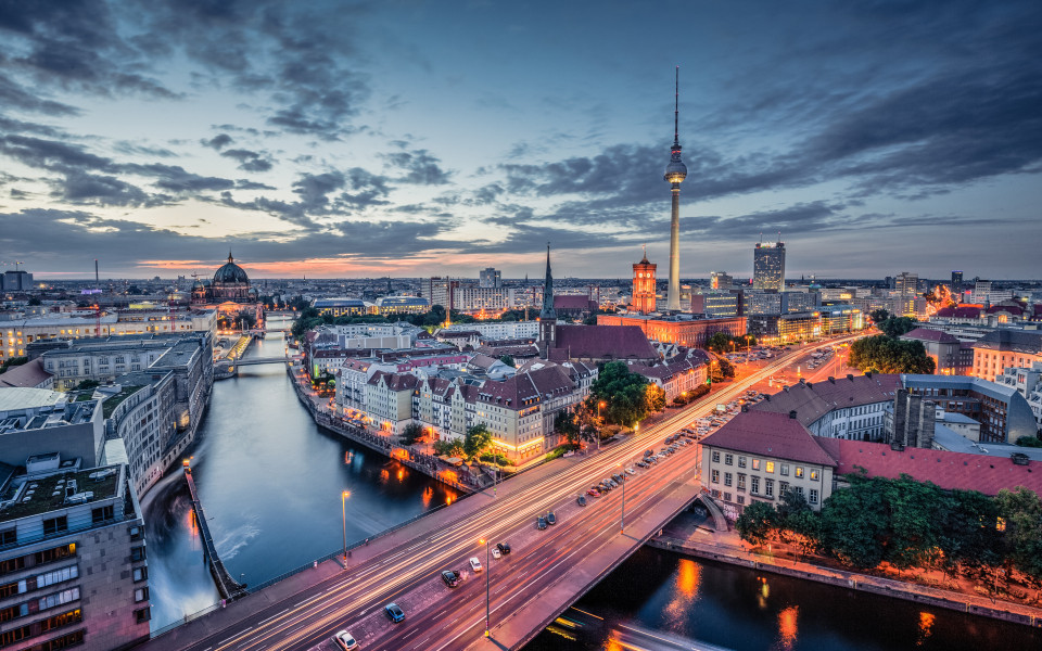 Berliner Skyline mit Spree bei Nacht, Deutschland