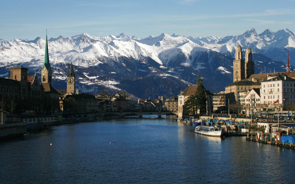 Die Stadt Z&uuml;rich und im Hintergrund schneebedeckte Gipfel