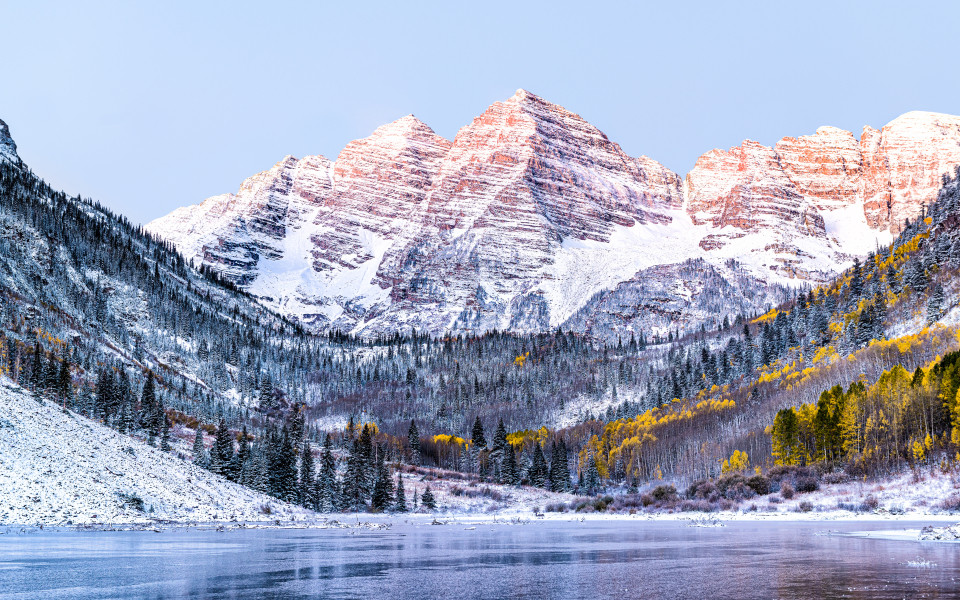 Morgensonnenaufgang mit Sonnenlicht auf dem Gipfel in Aspen, Colorado