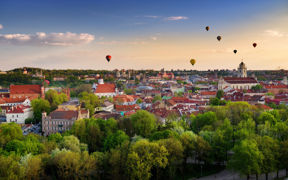 Wundersch&ouml;nes Panorama der Altstadt von Vilnius mit Hei&szlig;luftballons am Himmel