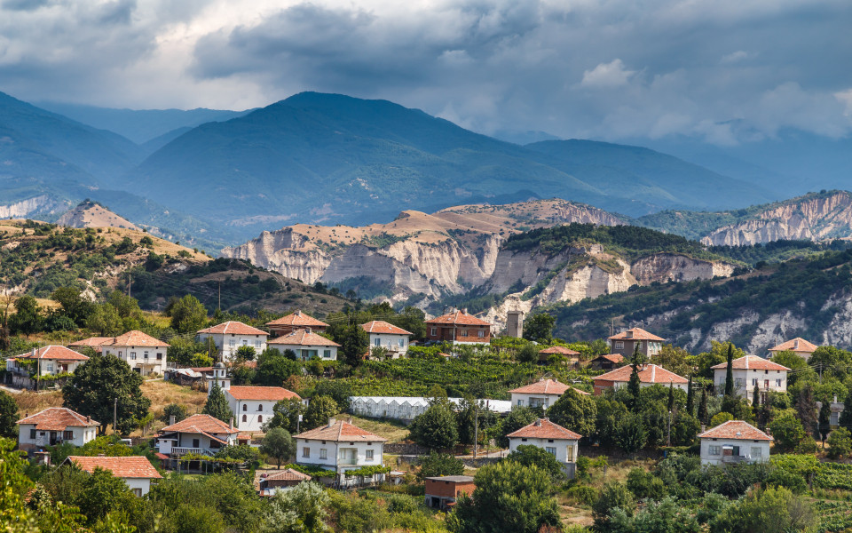 Blick auf das bulgarische Skigebiet Bansko im Sommer, im Hintergrund die Gipfel des Pirin-Gebirges.