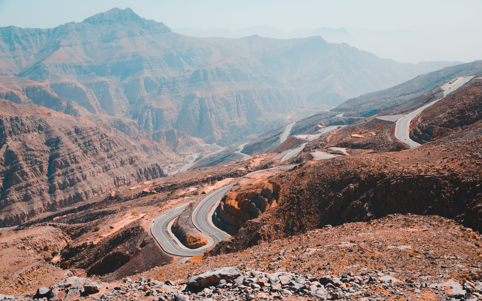 Blick auf die Stra&szlig;en des Jebel Jais in Ras Al Khaimah, der h&ouml;chste Berg in den Vereinigten Arabischen Emiraten