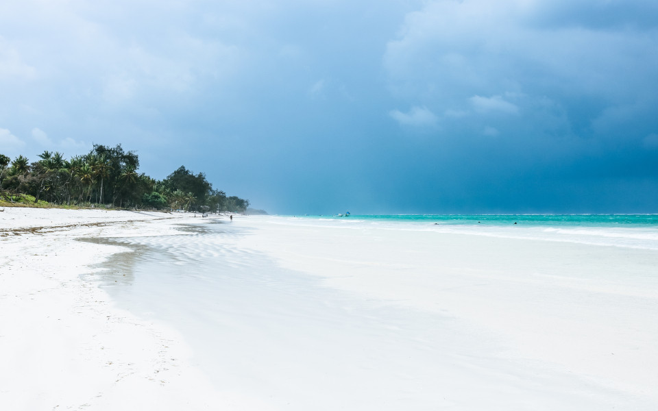 Diani Beach in Kenia: Wei&szlig;er Sand, kristallklares Wasser und tropische Palmeng&auml;rten.