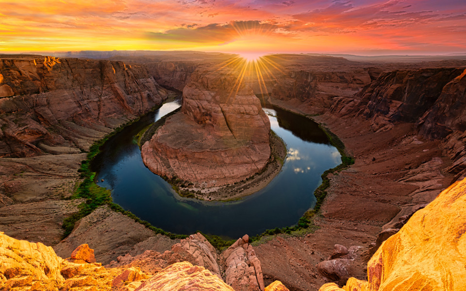 Horseshoe Bend zum Sonnenuntergang mit Blick auf hufeisenf&ouml;rmige Schleife des Colorado River 