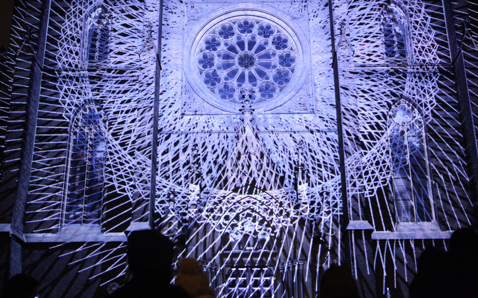 Beleuchtete Kirche auf dem Signal Festival in Prag