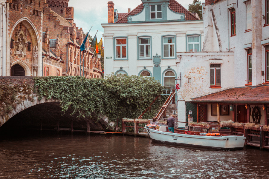 Alte Geb&auml;ude und Bauwerke am Kanal in Br&uuml;gge, Belgien 